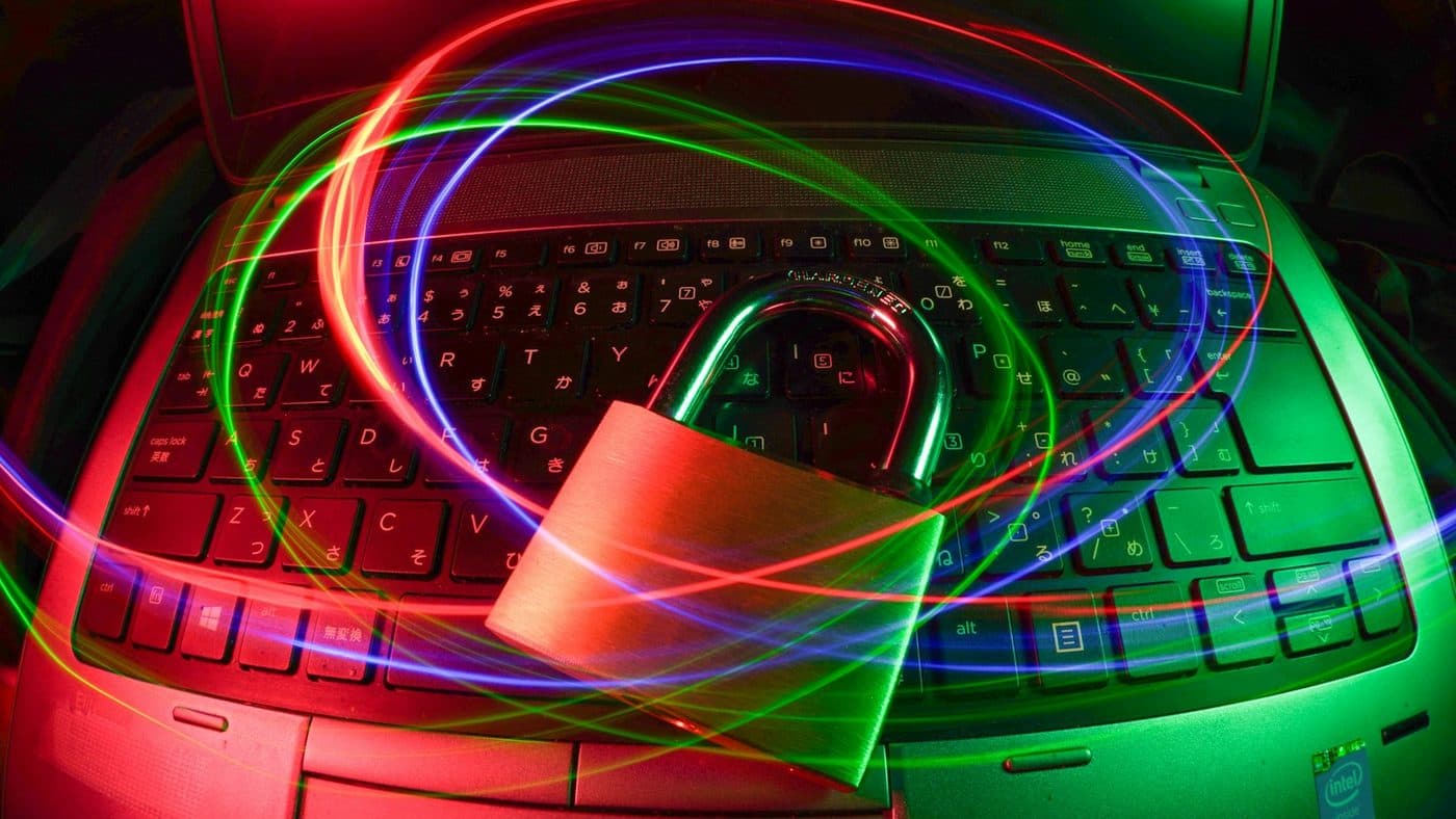 Gembok terkunci di atas papan ketik laptop
