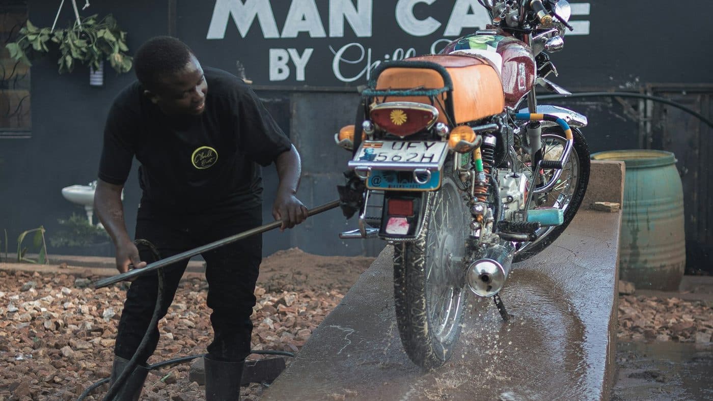 Seseorang mencuci sepeda motor di area steam